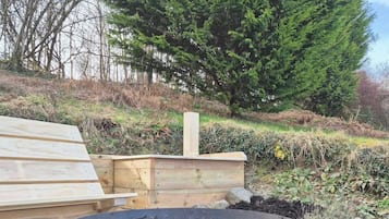 Cabin | Outdoor spa tub