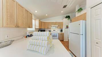 Fridge, microwave, stovetop, dishwasher