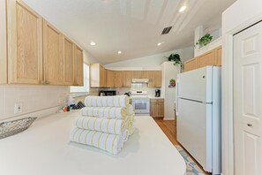 Fridge, microwave, stovetop, dishwasher