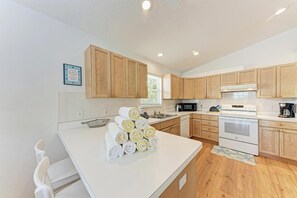 Fridge, microwave, stovetop, dishwasher