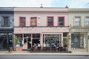 Studio | Exterior - Your Ideal London Getaway - Charming Studio Haven (London)