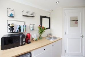 Studio | Interior - Your Ideal London Getaway - Charming Studio Haven (London)