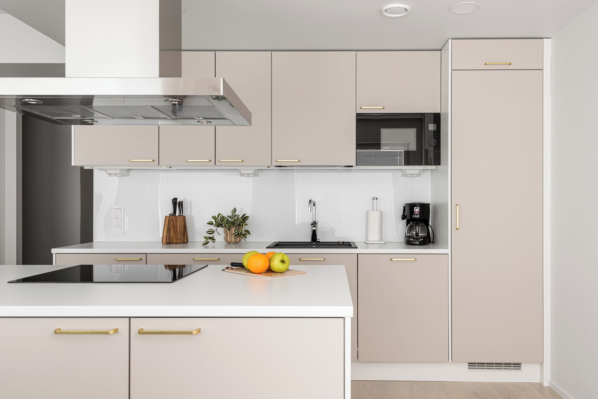 Apartamento Premium, vistas al río | Cocina privada | Frigorífico, microondas, horno y placa de cocina