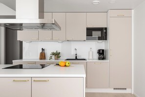 Departamento Premium, vista al río | Cocina privada | Refrigerador, microondas, horno y parrilla de estufa 