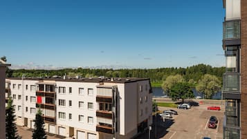 Premium-huoneisto, jokinäköala | Näkymä huoneesta