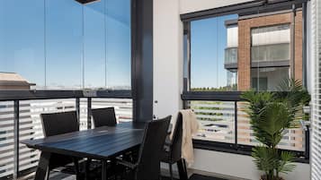 Apartemen Premium, pemandangan sungai | Teras/patio