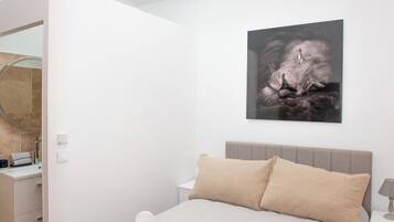 1 slaapkamer, een bureau, een strijkplank/strijkijzer, reisbedje