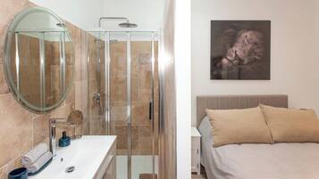 1 slaapkamer, een bureau, een strijkplank/strijkijzer, reisbedje