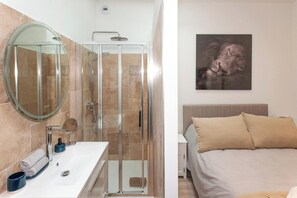 1 chambre, bureau, fer et planche à repasser, lit parapluie