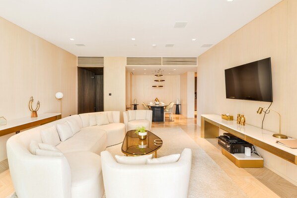 TV - Elegant Apt w/ Sea Views at FIVE Palm Jumeirah (Dubai)