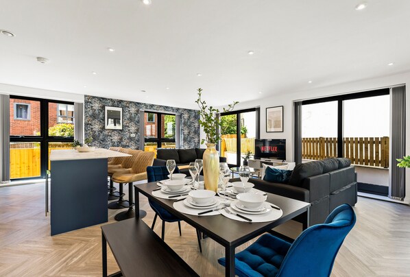 Dining - Stunning Large Leeds Apartment - Parking (Leeds)