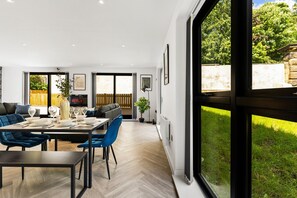 Dining - Stunning Large Leeds Apartment - Parking (Leeds)