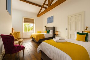 6 bedrooms, iron/ironing board, internet, bed sheets