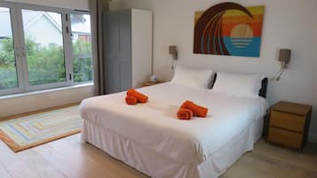 6 quartos, ferros/tábuas de passar roupa, berço de viagem