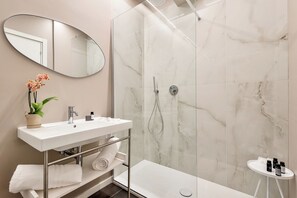 標準雙人或雙床房 | 浴室 | 淋浴設備、免費盥洗用品、吹風機、拖鞋