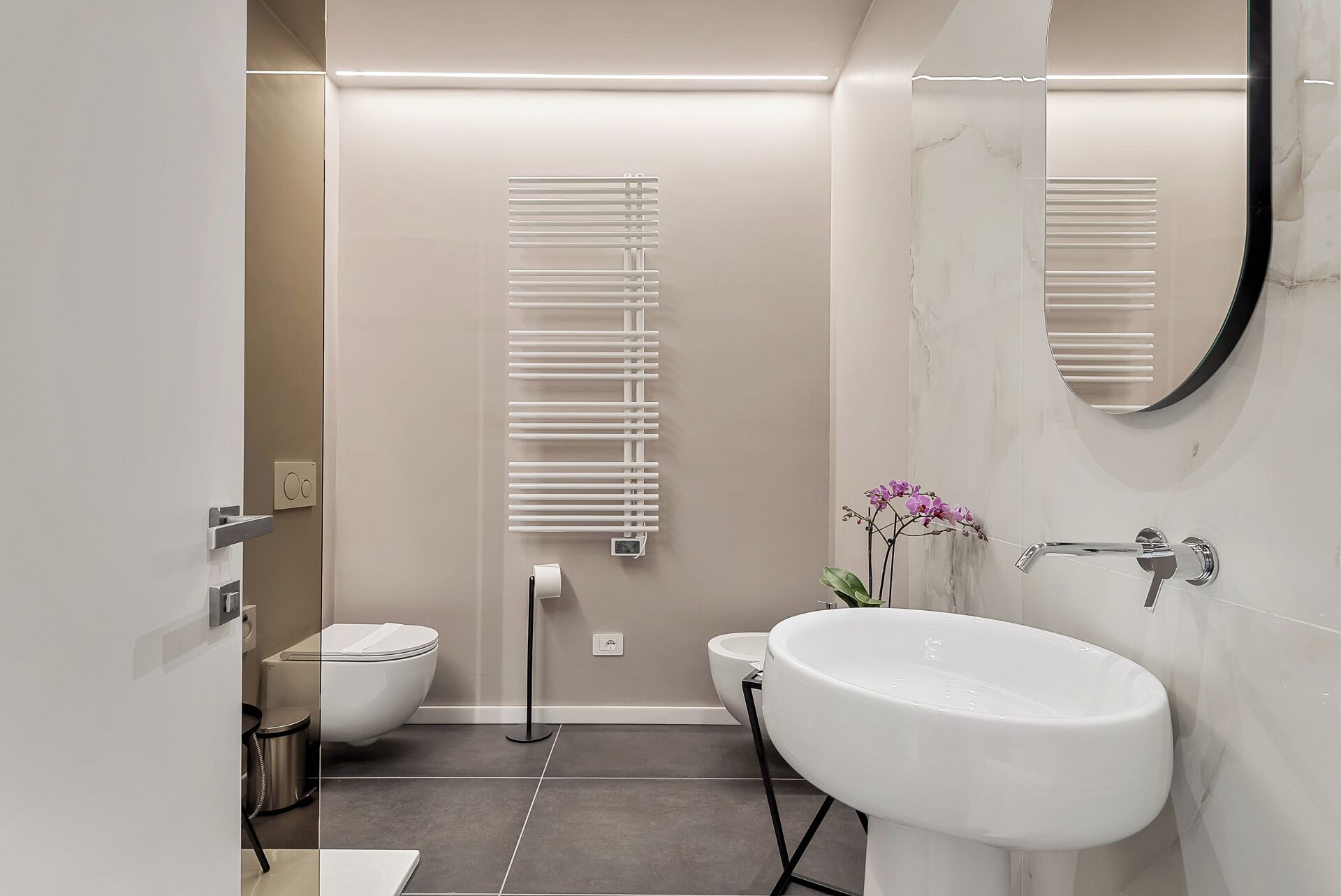 Deluxe dubbelrum eller tvåbäddsrum | Badrum | Dusch, gratis toalettartiklar, hårtork och tofflor