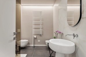 Deluxe Double or Twin Room | Bathroom | Shower, free toiletries, hair dryer, slippers - D&D Rooms (La Spezia)