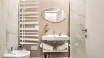 Standaard kamer, 1 twee- of 2 eenpersoonsbedden | Badkamer | Een douche, gratis toiletartikelen, een haardroger, pantoffels