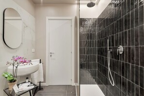 Deluxe Double or Twin Room | Bathroom