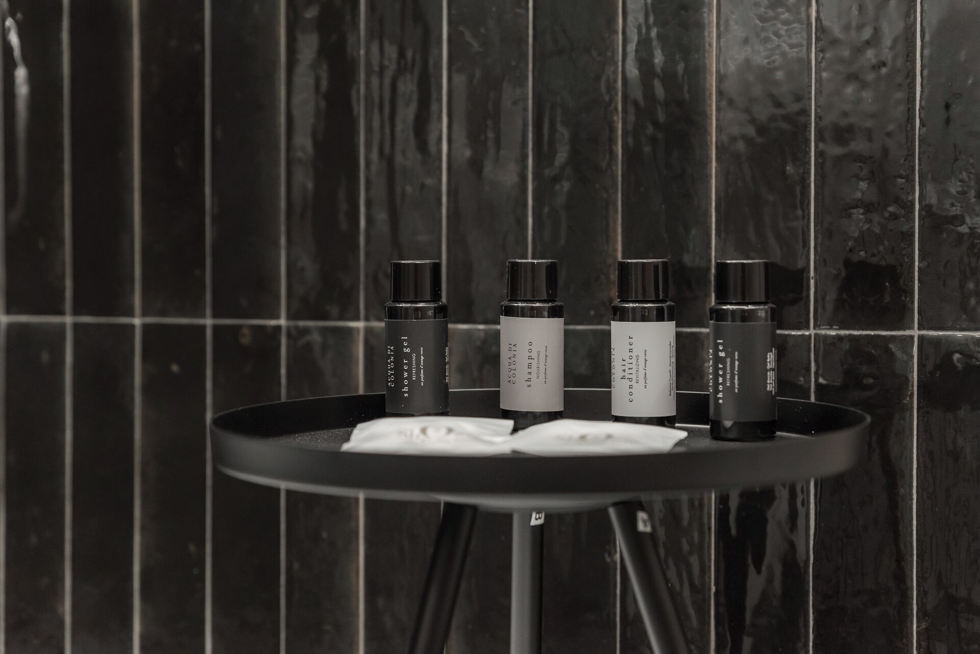 Deluxe dubbelrum eller tvåbäddsrum | Badrum | Dusch, gratis toalettartiklar, hårtork och tofflor