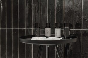 Deluxe Double or Twin Room | Bathroom | Shower, free toiletries, hair dryer, slippers - D&D Rooms (La Spezia)