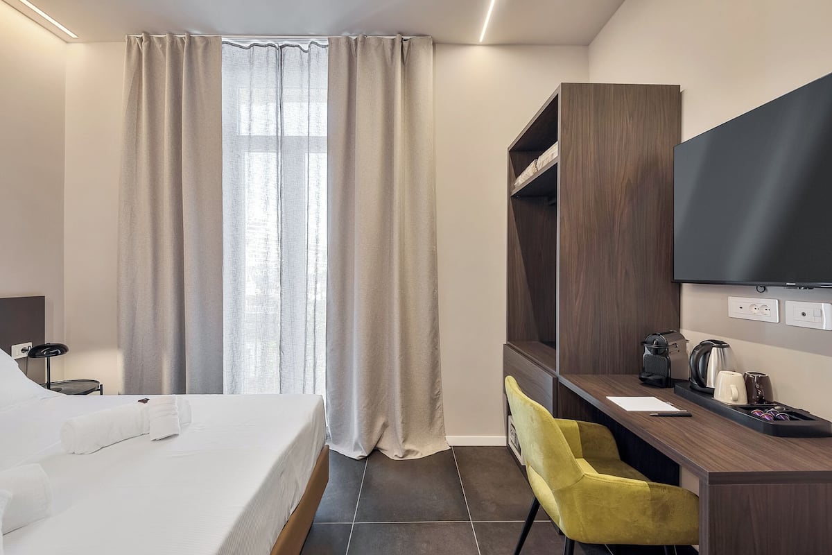 Deluxe kamer, 1 twee- of 2 eenpersoonsbedden | Een kluis op de kamer, een bureau, verduisterende gordijnen