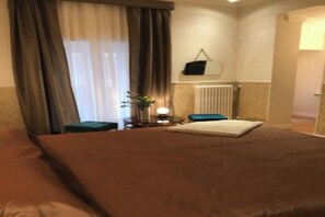 3 多间卧室、客房内保险箱、办公桌、熨斗/熨衣板