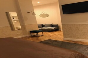 3 bedrooms, in-room safe, desk, iron/ironing board - Elegant Renovated Apartment in the Heart of Rome (Roma)
