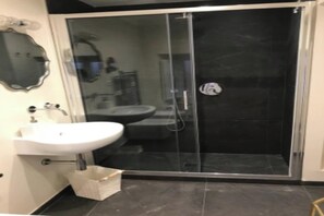 Hair dryer, bidet, towels, soap - Elegant Renovated Apartment in the Heart of Rome (Roma)