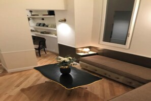 Interior - Elegant Renovated Apartment in the Heart of Rome (Roma)
