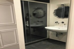 Hair dryer, bidet, towels, soap - Elegant Renovated Apartment in the Heart of Rome (Roma)