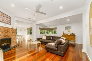 Smart TV, fireplace, books, stereo - Garden Precinct 3BR, Walking distance to Airport (Pialligo)