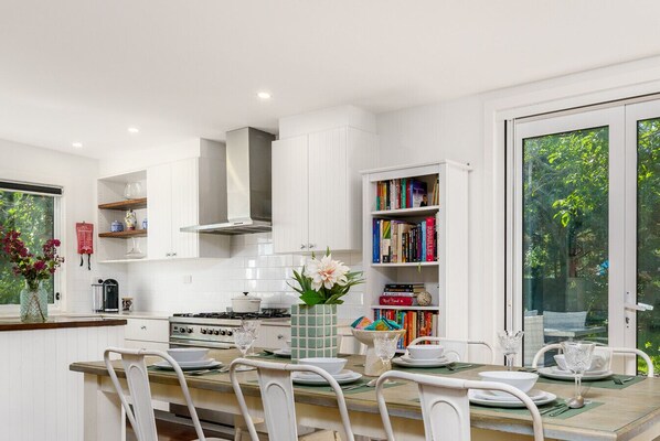 Dining - Garden Precinct 3BR, Walking distance to Airport (Pialligo)