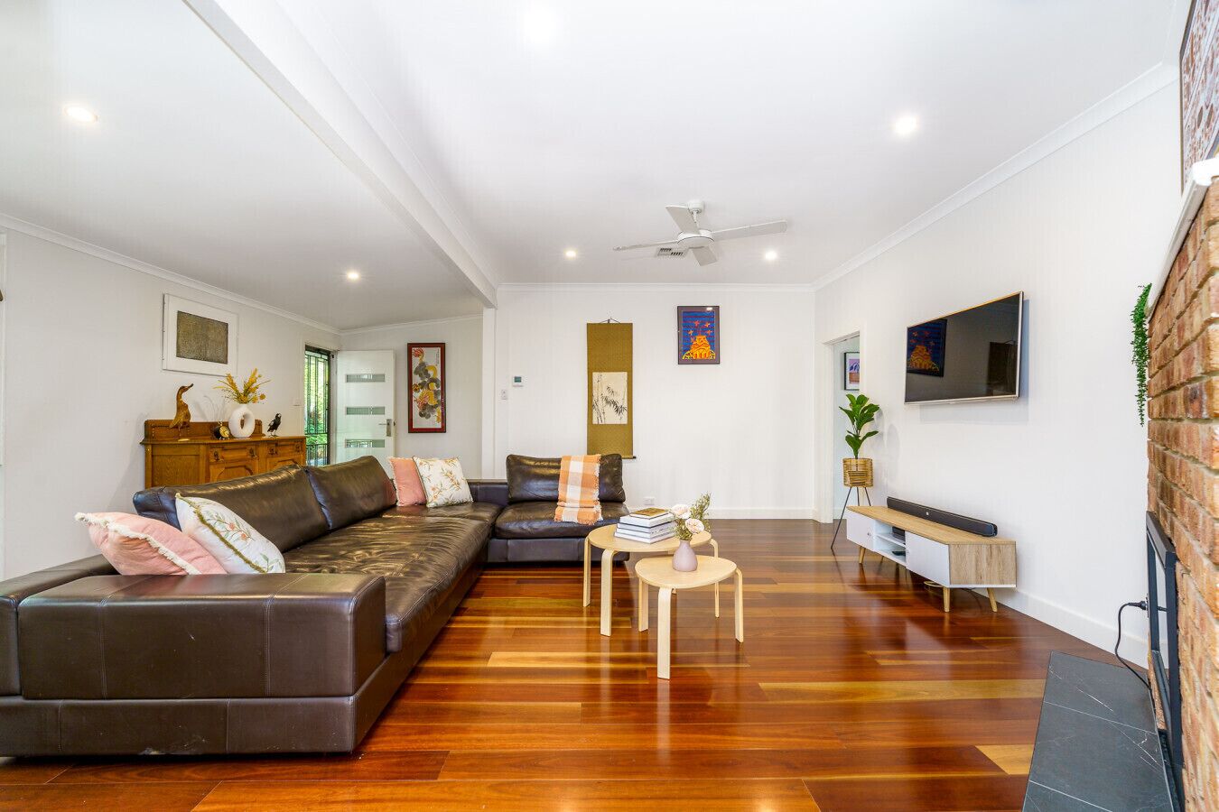 Smart TV, chimenea, libros y estéreo 