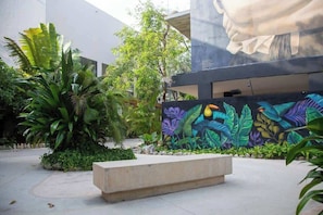 المنطقة المحيطة بالمنشأة