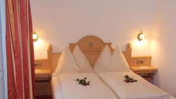 2 kamar tidur, seprai antialergi, brankas, dan setrika/meja setrika