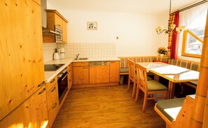 Großer Kühlschrank, Mikrowelle, Ofen, Herdplatte