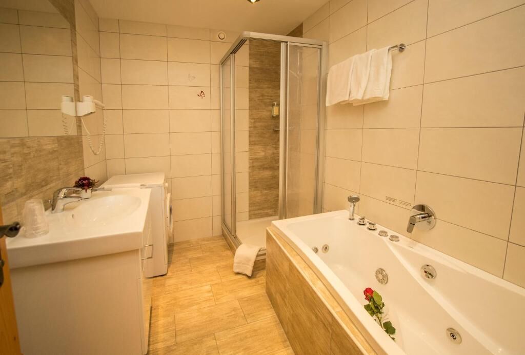 Deluxe-Apartment, Gartenblick | Badezimmer | Haartrockner, Handtücher, Seife, Toilettenpapier