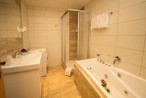 Deluxe Apartment, Garden View | Bathroom