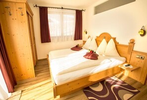 Deluxe Apartment, Garden View | 2 bedrooms, hypo-allergenic bedding, in-room safe, iron/ironing board