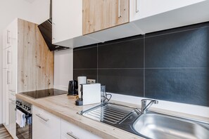 Kylskåp, ugn, spishäll och diskmaskin