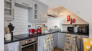 Microwave, oven, dishwasher, coffee/tea maker