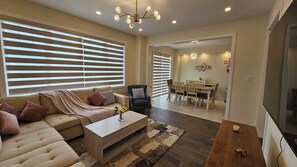 Smart TV, fireplace - Cozy vacation home near US- Canada Border Lic.#STR289
(Welland)