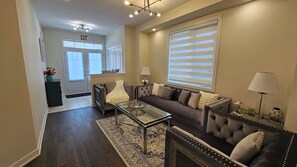 Smart TV, fireplace - Cozy vacation home near US- Canada Border Lic.#STR289
(Welland)