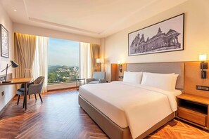 Luxe beddengoed, een minibar, een kluis op de kamer, een bureau