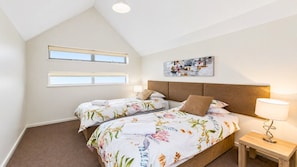 3 bedrooms, iron/ironing board, travel crib, free WiFi - By the Sea at Cape View Resort (Broadwater)