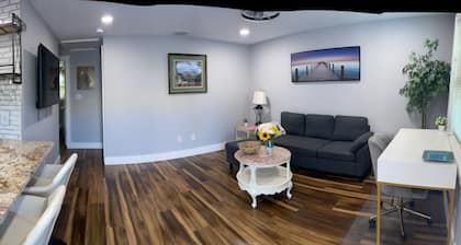 Backyard-1000mbs-WD-Updated-RainShower-AC-SmartTV-Workspace-10MinToBeach-Kitchen
