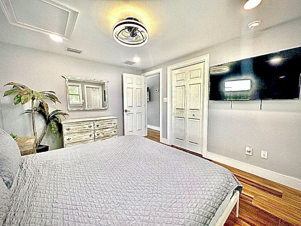 2 bedrooms, in-room safe, desk, iron/ironing board