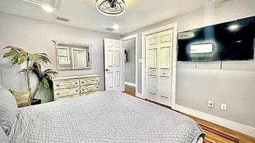 2 bedrooms, in-room safe, desk, iron/ironing board