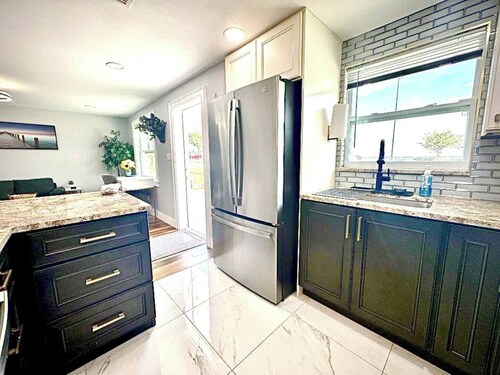 Backyard-1000mbs-WD-Updated-RainShower-AC-SmartTV-Workspace-10MinToBeach-Kitchen